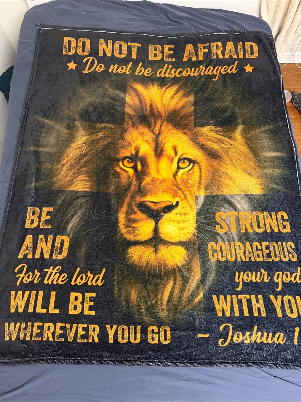 Inspirational Lion Print Fleece Throw Blanket - Gold on Black